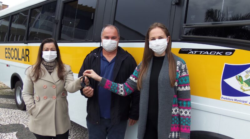 Chico do ônibus entrega chaves de novo veículo para o transporte escolar