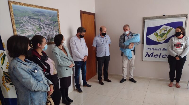 Com bebê no colo prefeito Eder Mattos fala sobre projeto social
