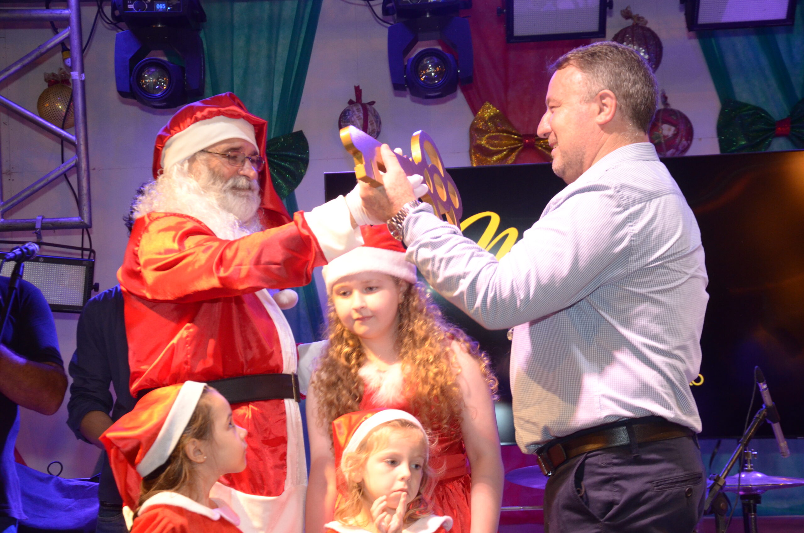 Papai Noel entrega a chave da cidade ao vice-prefeito em exercício Pedro Luiz