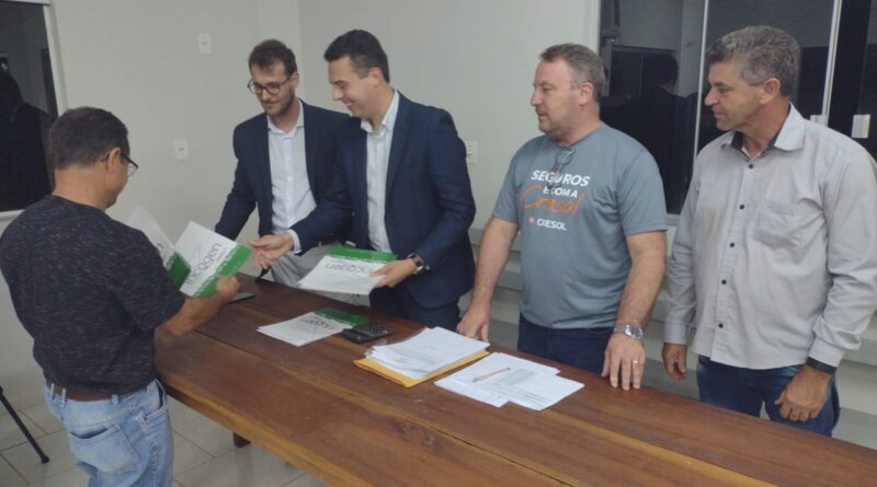 Morador recebe escritura em Barra do Cedro