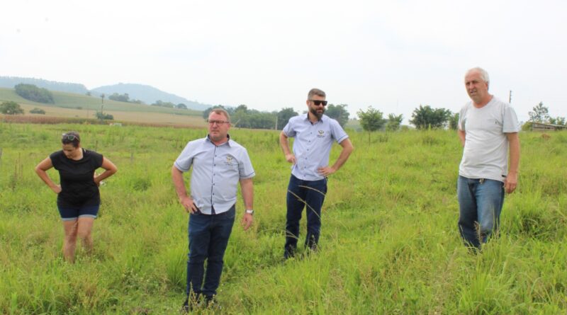 Prefeito em exercício Pedro Luiz, secretário Júlio Cesar, vereadora Morgana e empresário na área industrial de Sanga Grande