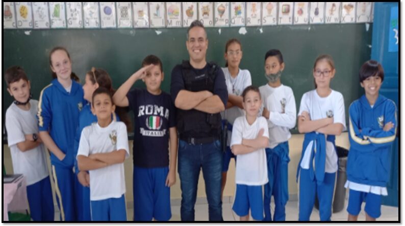 Delegado Thiago e alunos