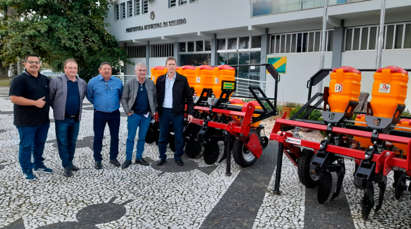 Deputado Volnei Weber, lideranças da agricultura local e prefeito Eder Mattos