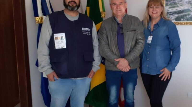 Prefeito Eder Mattos e representantes do IBGE