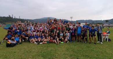 Atletas de todos os municípios e comissão técnica em foto no final do evento