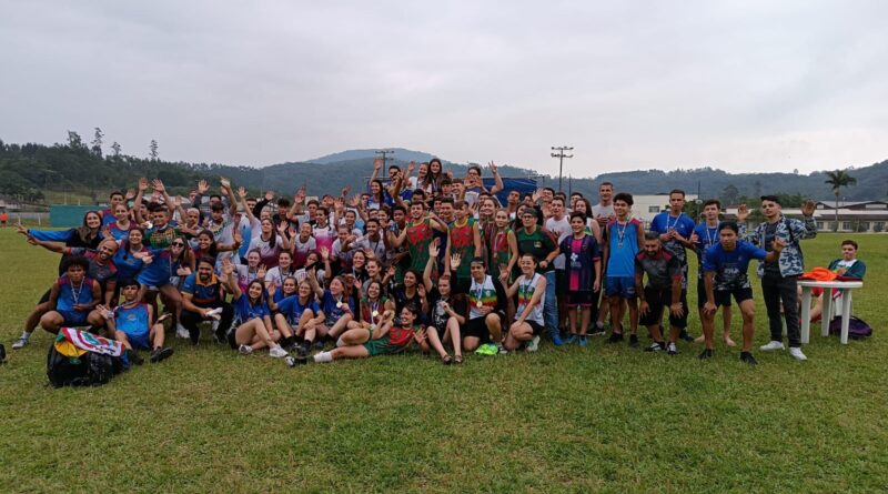 Atletas de todos os municípios e comissão técnica em foto no final do evento