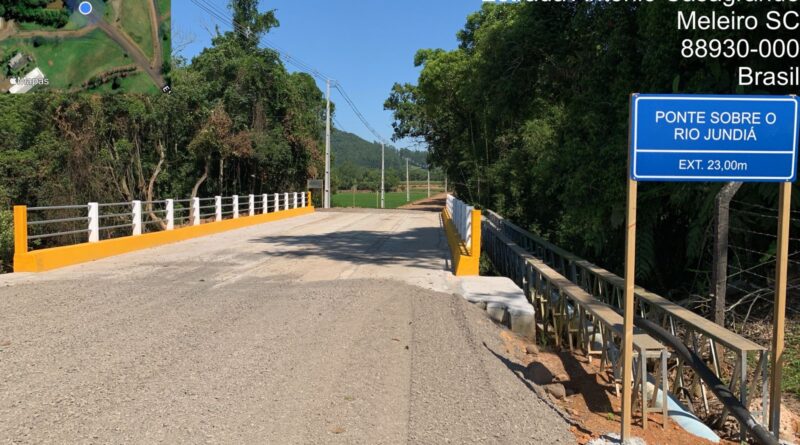 Ponte concluída e cabeceiras com material de brita na pista