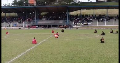 Jogadores se assentaram no gramado em sinal de protesto contra o racismo no futebol
