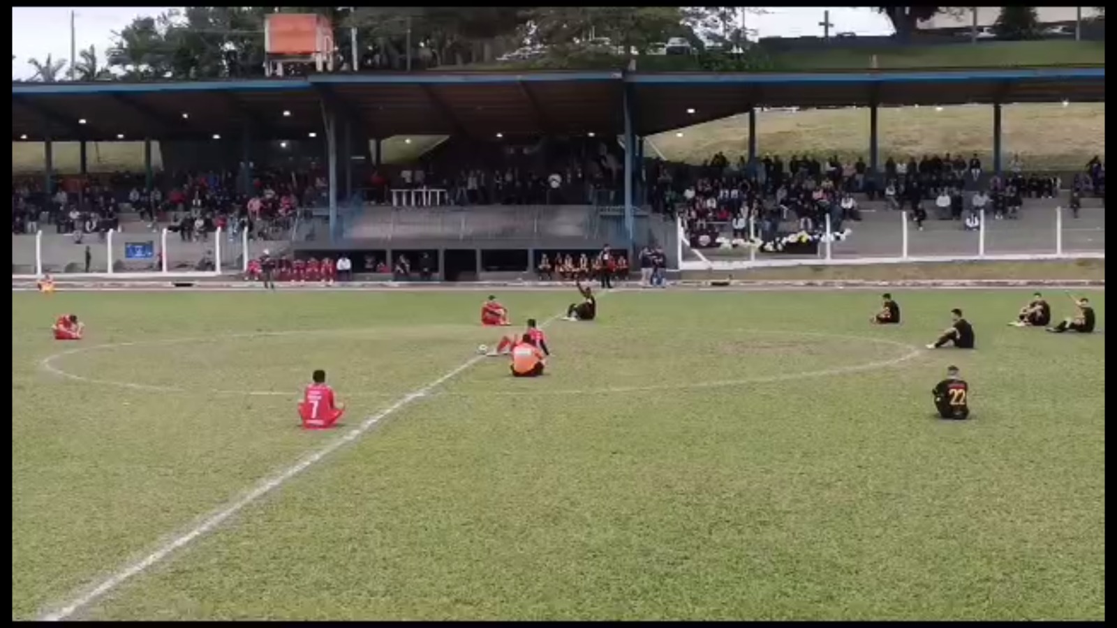 Jogador De Futebol Da High School Em Ação Durante Um Jogo No Sul